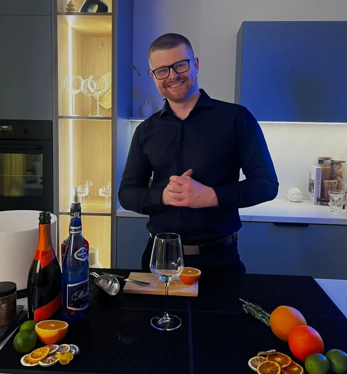 Dominik za barem podczas przygotowań koktajli